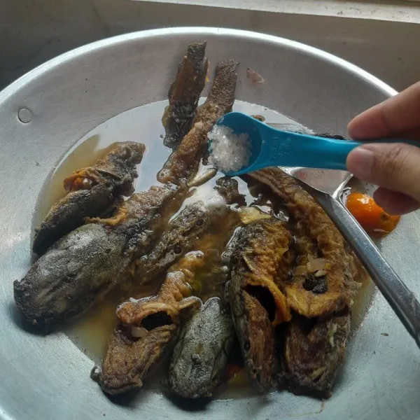 Tambahkan garam, gula, merica bubuk, dan kaldu bubuk sesuai selera.