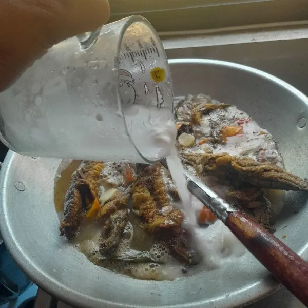 Setelah mendidih, masukkan santan. Jangan lupa untuk koreksi rasa dan tunggu hingga mendidih kembali.