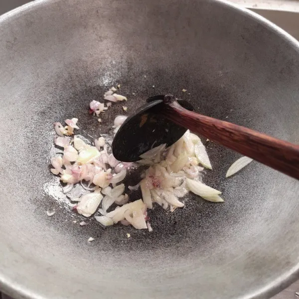 Panaskan minyak, tumis bawang merah, bawang putih, dan bawang bombay hingga harum.