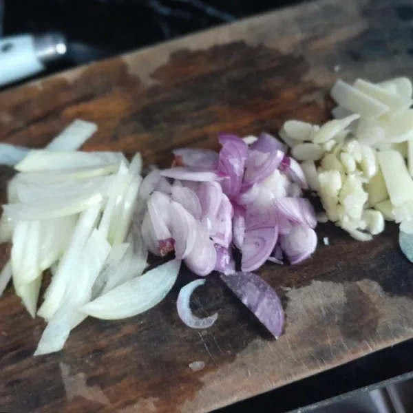 Iris bawang merah, bawang putih, dan bawang bombay.