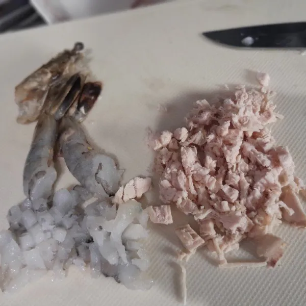 Potong lembut dada ayam dan udang atau sesuai selera.