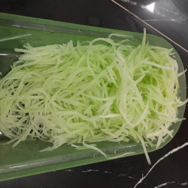 Siapkan labu, kupas dan serut menggunakan serutan wortel untuk mempermudah / bisa diiris memanjang seperti korek api.