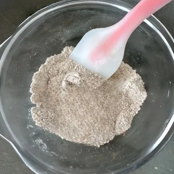 Campurkan 40 gr tepung kelapa, 40 gr tepung biji rami, 8 gr baking powder, 10 gr psyllium husk powder, dan 1 gr garam dalam mangkuk besar. Aduk rata.