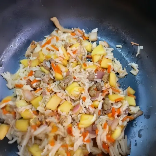 Masukkan 150 gr nasi putih dingin dan hati ayam yang sudah ditumis. Aduk rata hingga semua bahan tercampur sempurna.
