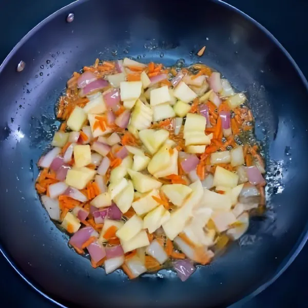 Tambahkan 60 gr wortel dan 100 gr apel, aduk rata