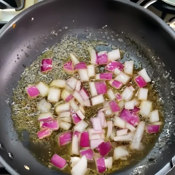 Masukkan 80 gr bawang bombay, tumis hingga harum.