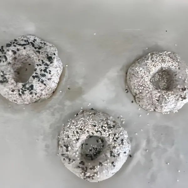 Letakkan bagel di atas loyang berlapis kertas roti. Panggang di rak paling bawah oven pada suhu 180°C selama 40 menit.