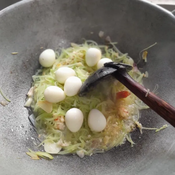 Masukkan telur puyuh dan masukkan 100 ml air.