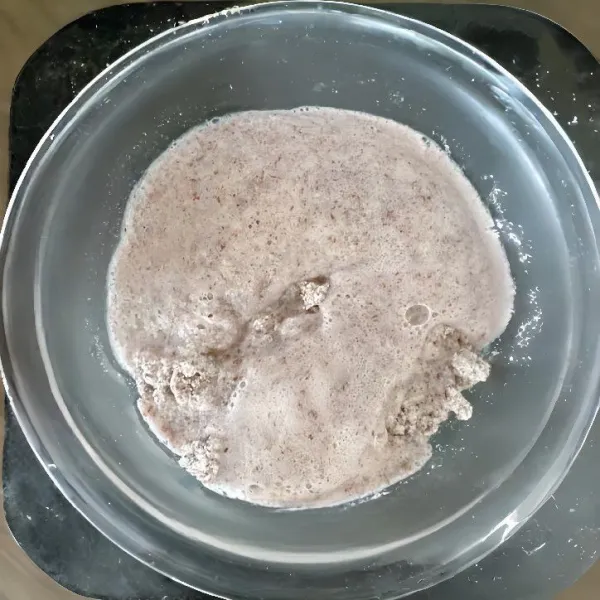 Tambahkan 20 gr cuka apel dan 20 gr minyak kelapa cair. Aduk rata, tuangkan 180 gr air panas. Aduk cepat hingga adonan menggumpal. Uleni adonan hingga adonan menyatu.