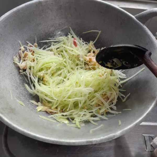 Masukkan labu siam, aduk hingga rata.