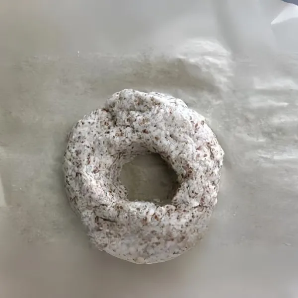 Bagi adonan menjadi 3 bagian sama besar. Ambil 1 bagian, bentuk bulat lalu pipihkan sedikit.