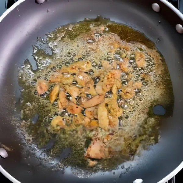 Panaskan 20 ml minyak goreng dalam wajan, masukkan 200 gr hati ayam. Tumis hingga keluar minyak dan hati berubah warna. Angkat, sisihkan.