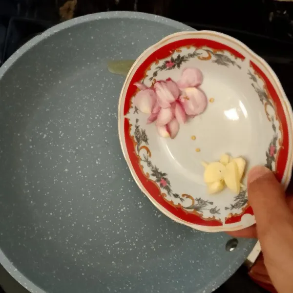 Tumis bawang merah dan bawang putih.