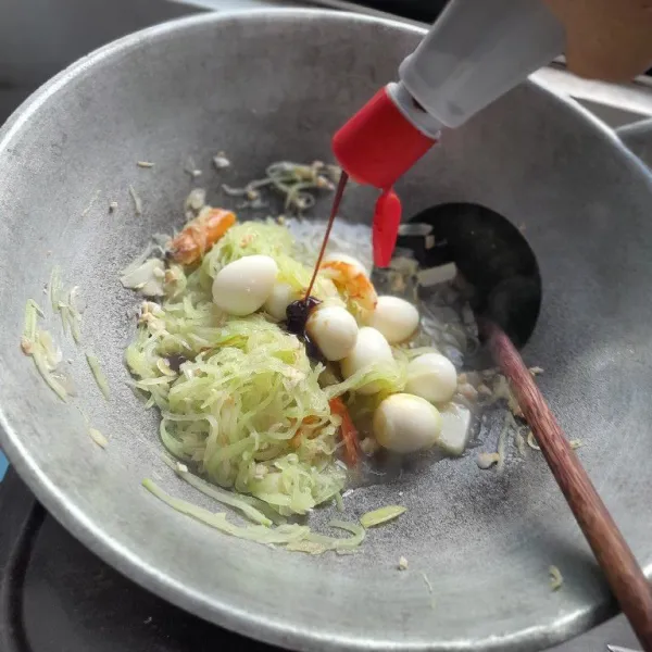 Masukkan garam, gula, kaldu bubuk, saus tiram, dan kecap. Koreksi rasa, tunggu hingga kuah menyusut dan tumis labu siam full protein siap disajikan.