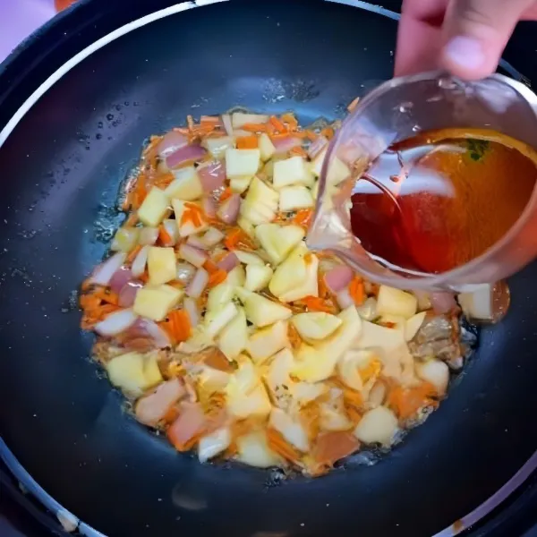 Tuang campuran 30 ml kecap asin dan 15 ml air. Masak bersama selama ± 3 menit hingga meresap