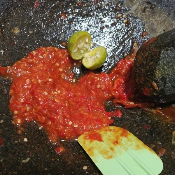 Kasih perasan jeruk limo dan aduk rata.