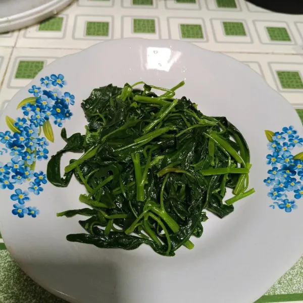 Angkat, tiriskan dan taruh di piring.