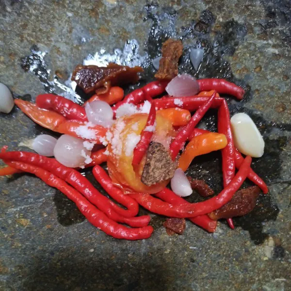 Ulek bahan yang sudah direbus dengan garam, penyedap, terasi dan gula merah