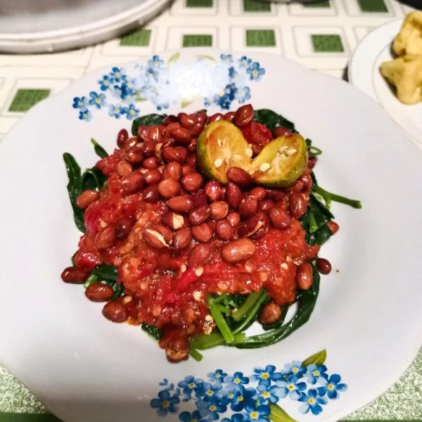 Taburi dengan kacang tanah yang sudah digoreng dan siap disajikan.