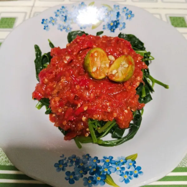 Siram kangkung dengan sambel.