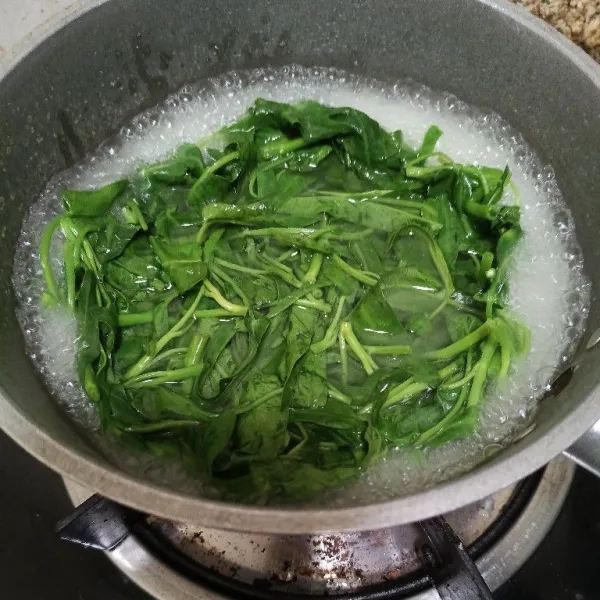 Rebus kangkung hingga matang.