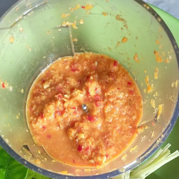 Haluskan bawang putih, bawang merah, cabe merah besar, kunyit, kemiri, ketumbar, dan kencur menggunakan chopper.