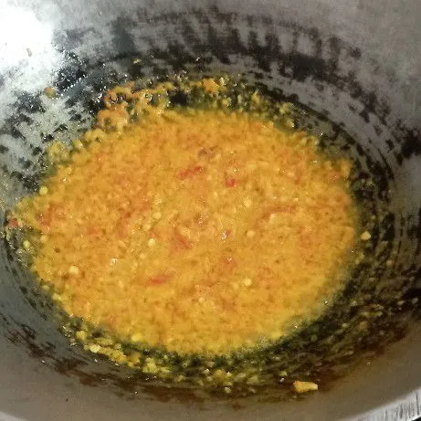 Panaskan minyak, lalu tumis bumbu halus hingga wangi.