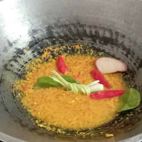 Masukkan serai, daun jeruk, lengkuas, dan cabe utuh.