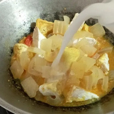 Tambahkan santan dan masak hingga matang. Jangan lupa untuk koreksi rasa dan hidangkan dengan taburan bawang goreng.