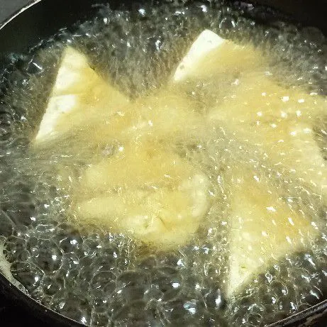 Goreng tahu sampai setengah matang. Angkat dan tiriskan.