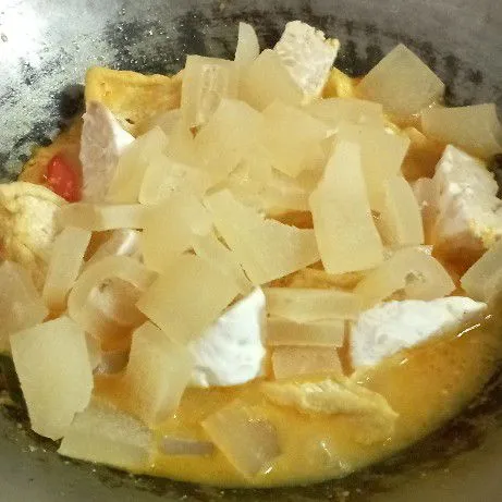 Tuangkan air, lalu bumbui dengan garam, gula pasir, dan kaldu bubuk. Masukkan tempe, tahu, dan kikil.