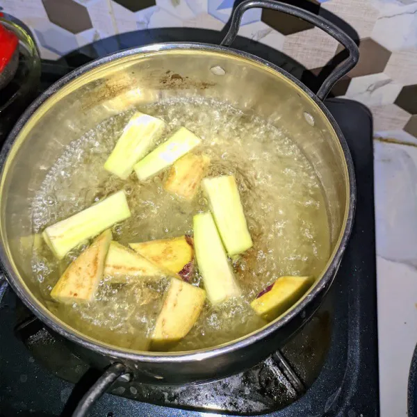 Rebus terong ke dalam air mendidih, tambahkan sedikit garam.