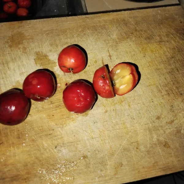 Cuci bersih buah ceri. Setelah dicuci, potong-potong menjadi beberapa bagian.