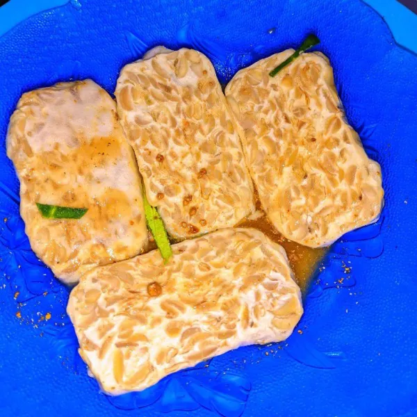 Marinasi tempe yang sudah dipotong tipis selama 15 menit.