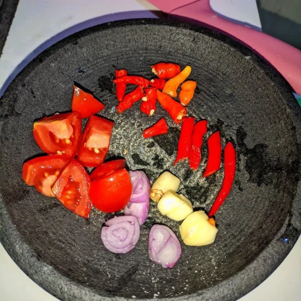 Goreng tomat, cabai, bawang putih, dan bawang merah.