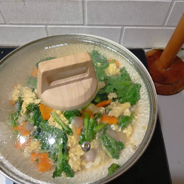 Tutup sebentar sekitar 2-3 menitan, lalu buka dan koreksi rasa . Jika sudah pas, matikan kompor.