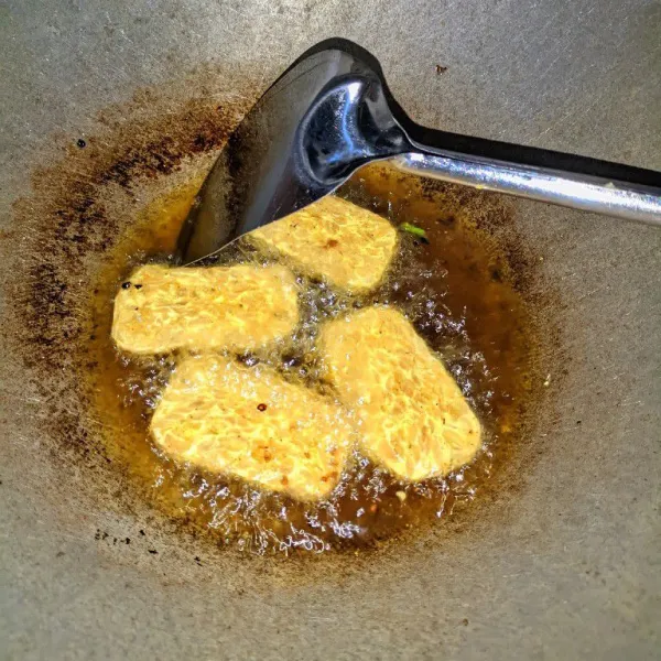 Goreng tempe hingga matang kecoklatan.