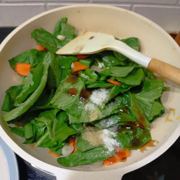 Bumbui dengan gula pasir, garam, saus tiram, dan lada bubuk. Tumis kembali hingga bumbu tercampur merata.