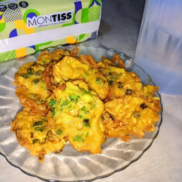 Angkat dan tiriskan minyak berlebih. Sajikan hangat sebagai camilan atau lauk pendamping nasi.