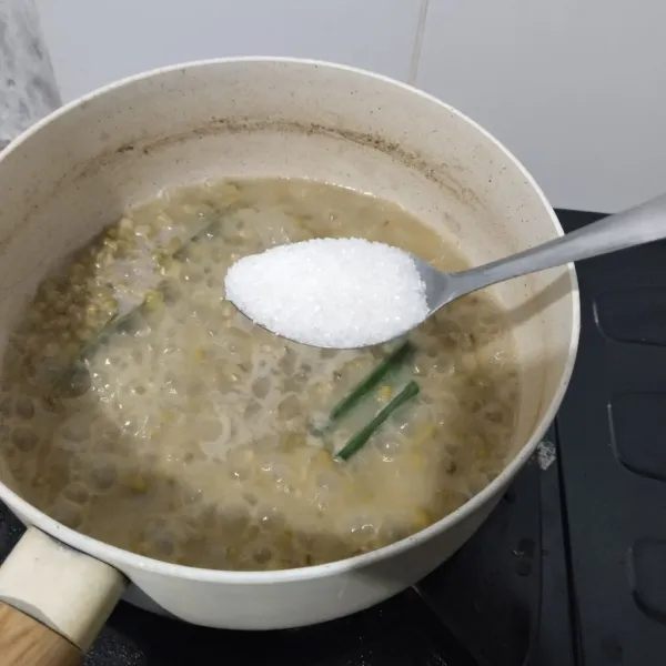 Tambahkan gula dan vanili bubuk, aduk rata.