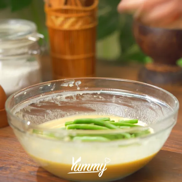 balurkan buncis ke adonan tepung.