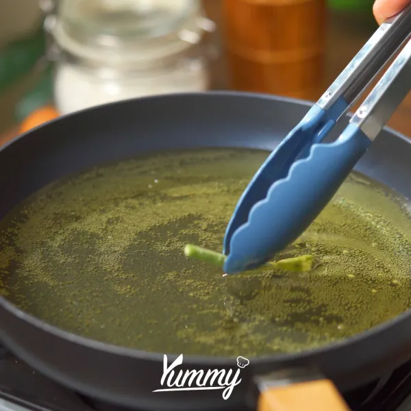 panaskan minyak dan goreng buncis hingga kecoklatan.