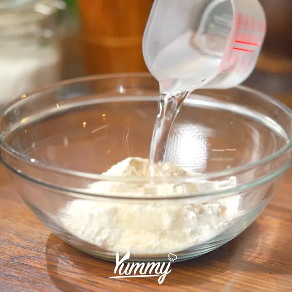 Tambahkan telur, minyak goreng dan air. aduk hingga semua tercampur rata.