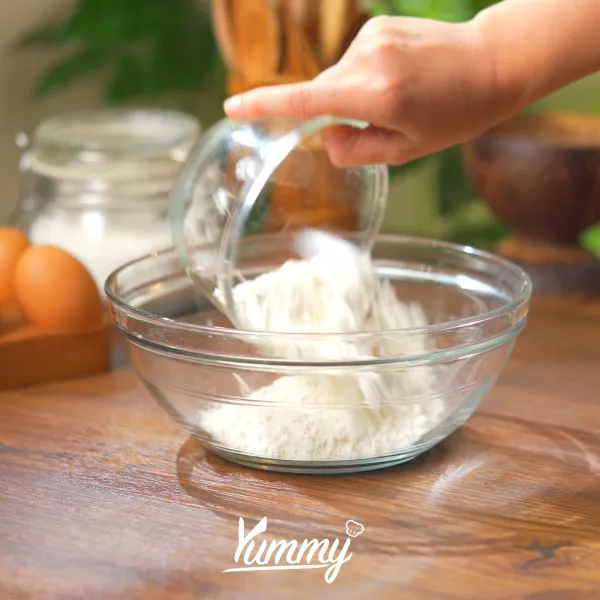 di wadah campurkan tepung terigu, kaldu ayam bubuk, garam, merica.