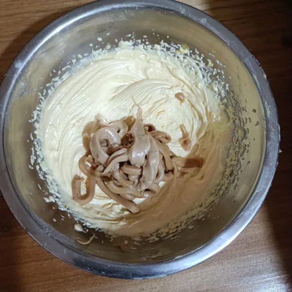 Tambahkan peanut butter, lalu mixer sebentar.
