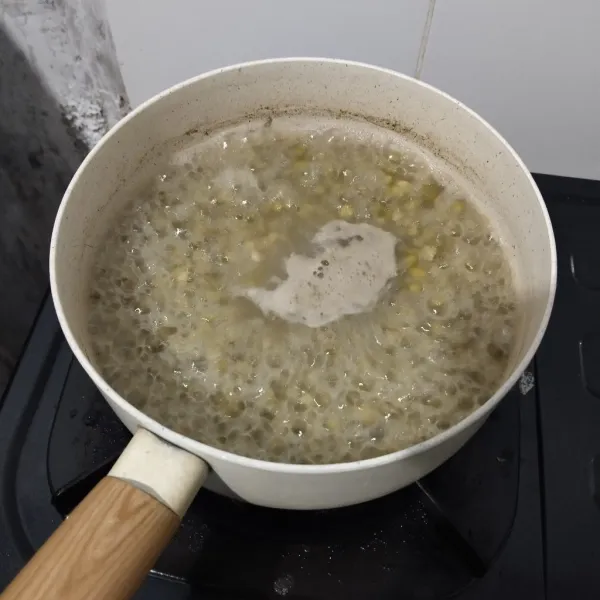 Didihkan air, lalu masukkan kacang hijau yang sudah direndam, tambahkan garam.