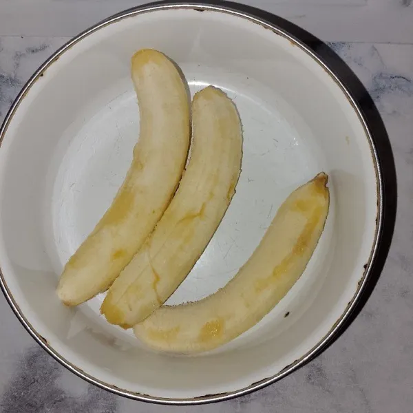 Siapkan pisang yang sudah di kupas kulitnya dan lumat kan dengan menggunakan garpu sampai halus.