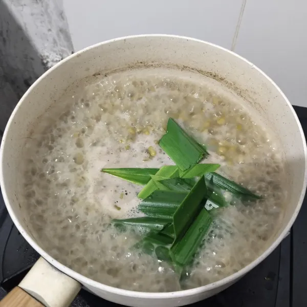 Masak sampai kacang hijau empuk, lalu tambahkan daun pandan.