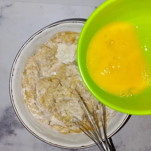 Tambahkan telur yg sudah di kocok lepas.