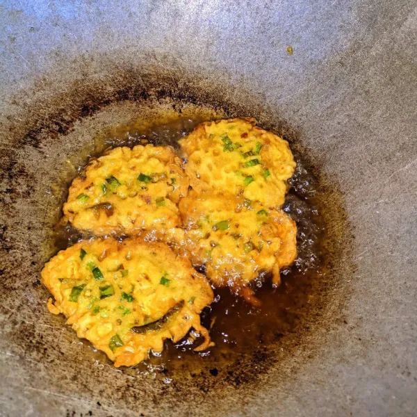 Goreng hingga tempe coklat keemasan dan renyah di kedua sisinya.